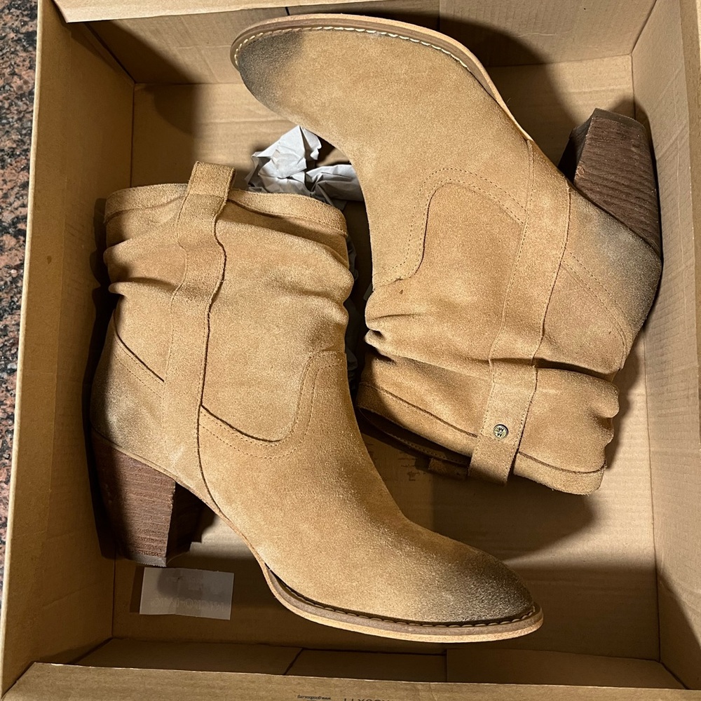 Melrose and Market “Theda” Tan Suede Slouch Ankle Boot size 7
NWB